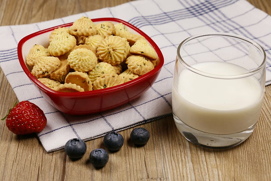 cocció, pa, galeta, cookies, llet, nabiu, menjar, postres, material de fusta, berenar, frescor, gourmet, alimentació saludable, esmorzar, fer dieta, taula, cookie, menjar i beguda, a l'interior, refresc, beure, equipament per a la llar, vidre, producte diari, benestar, bol, tir de l'estudi, copa, vista d’angle alt, cap gent, fruita, vaixella, 5K