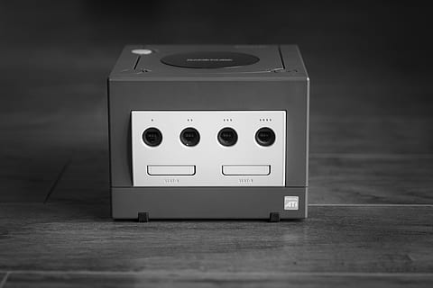 wit, zwart, Nintendo Gamecube, grijs, oppervlakte, grijswaardenfotografie, gamecube, uitrusting, technologie, enkel object, elektriciteit, oubollig, retro gestileerd, kunst cultuur en entertainment, binnenshuis, muziek-, geen mensen, detailopname, verbinding, stilleven, druk op de knop, controle, aantal, oud, communicatie, stroomvoorziening, modern, elektrische apparatuur, 5K, CC0, publiek domein, royaltyvrij