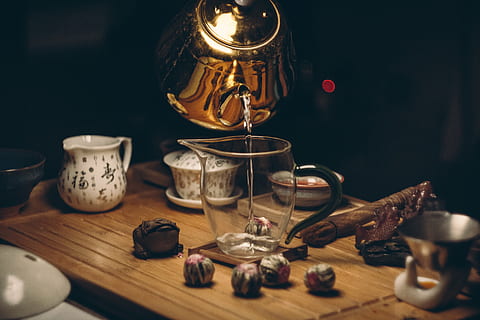 bevanda, contenitore, pentolame, tazza, buio, bere, cibo, caldo, utensili da cucina, pentola, versare, natura morta, tavolo, vasellame, teiera, Vintage ▾, acqua, legna, in casa, legno - materiale, nessuno, cibo e bevande, attrezzature domestiche, messa a fuoco selettiva, avvicinamento, bevanda calda, trasparente, rinfresco, boccale, tè, bollitore, bicchiere, tazza di tè, sfondo nero, 5K, CC0, dominio pubblico, privo di copyright