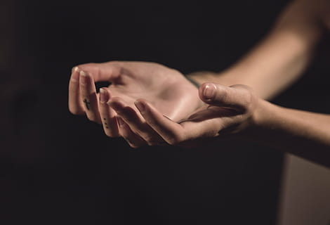 mani di persona che si sollevano, mani, Due, palme, luce, mano nella mano, mano che regge, umano, insieme, giovane, tatuaggio, donna, femmina, ragazza, Aperto, buio, sfondo, mano umana, donne, persone, amore, femmine, detenzione, avvicinamento, mano, parte del corpo umano, sfondo nero, girato in studio, in casa, parte del corpo, adulto, una persona, dito, uomini, dito umano, Esprimere a gesti, giovane adulto, braccio umano, comunicazione, emozione, polso, ricevente, arto umano, 4K, CC0, dominio pubblico, privo di copyright