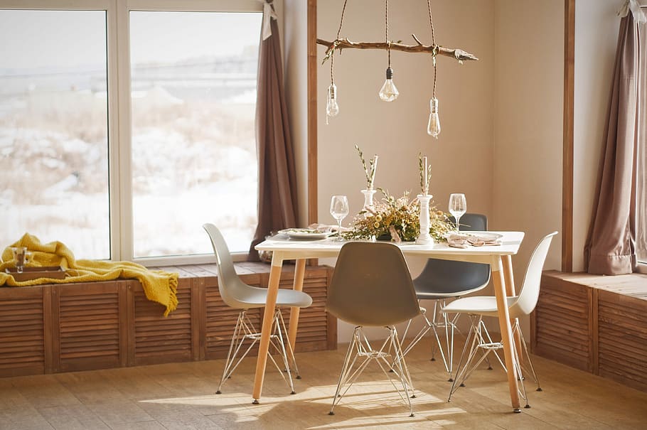 blanc, fusta, taula de menjador, conjunt, durant el dia, taula de menjador establerta, menjador, taula, interior, dinar, menjar, finestra, a l'interior, cadira, seient, interior de casa, habitació domèstica, mobles, absència, la vida domèstica, cap gent, dia, cortina, interior de l'aparador, casa, naturalesa, equips d’il·luminació, luxe, vidre, configuració, llum elèctrica, 4K