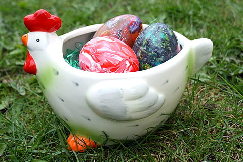 Ostern, Osterferien, April, Ostereier, Hähnchen, Hühner, Osterei, Ei, bunte Eier, Frohe Ostern, Ostergruß, Dekoration, bunt, Osterdekorationen, Frühling, Henne, Nest, Osterthema, Zahl, Gras, Pflanze, Feld, Tag, Natur, keine Leute, Land, Nahansicht, Darstellung, grüne Farbe, Kunst und Handwerk, Fokus auf den Vordergrund, Tierdarstellung, rot, Lebensmittel, mehrfarbig, Stillleben, Kreativität, Feier, Urlaub, 1080P, CC0, gemeinfrei, lizenzfrei