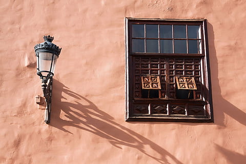 applique, accanto, nero, Marrone, finestre, lampada, illuminazione stradale, finestra, otturatore, tipico, vecchio, antico, legna, posto, villaggio, casa, facciata, siena, ombra, soleggiato, incidenza di luce, idilliaco, architettura, caratteristica della parete, esterno dell'edificio, struttura costruita, nessuno, luce del sole, natura, giorno, attrezzatura per l'illuminazione, all'aperto, costruzione, Inquadratura dal basso, legno - materiale, metallo, tecnologia, avvicinamento, vetro - materiale, lampada elettrica, ornato, 4K, CC0, dominio pubblico, privo di copyright