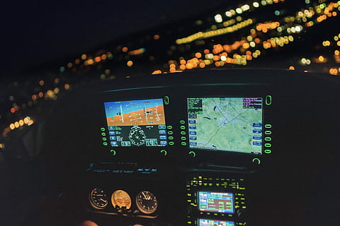 allumé, noir, tableau de bord d'embrayage, les contrôles, cockpit, avion, Panneau de contrôle, écran, La technologie, illuminé, nuit, personne, transport, la communication, contrôle, lien, ville, direction, mode de transport, architecture, ordinateur, Voyage, véhicule aérien, multi couleur, en plein air, fermer, complexité, interface utilisateur graphique, 2K, CC0, domaine public, libre de droits