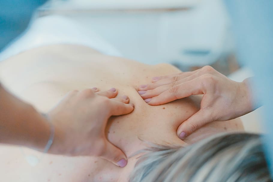 person, masserer, tilbage, kvinde, massage terapi, menneskelig kropsdel, kropsdel, menneskelig hånd, lempelse, indendørs, Kvinder, voksen, mennesker, hånd, tæt på, to personer, livsstil, kærlighed, emotion, ung voksen, sundhedspleje og medicin, rigtige mennesker, ligger ned, positive følelser, omsorg, 4K