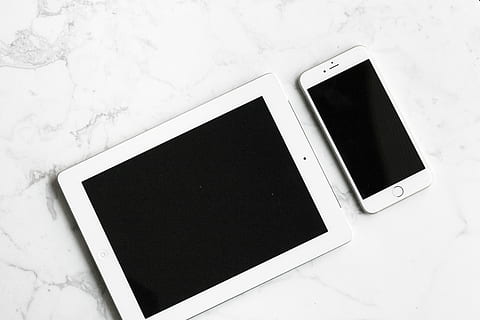 hvid, ipad, sølv iphone 6, overflade, iphone, marmor, tablet, teknologi, skærm, bord, mobiltelefon, sort og hvid, elektronisk, æble, sort, smartphone, kopiere plads, fotografering temaer, trådløs teknologi, meddelelse, enhed skærmen, blank, bærbar informationsenhed, forbindelse, smart telefon, ingen mennesker, bærbarhed, nostalgi, touch screen, ramme, hvid farve, sort farve, indendørs, 4K, CC0, offentligt domæne, royaltyfrie