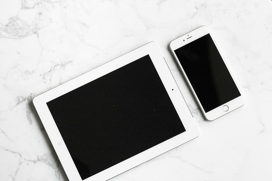 hvid, ipad, sølv iphone 6, overflade, iphone, marmor, tablet, teknologi, skærm, bord, mobiltelefon, sort og hvid, elektronisk, æble, sort, smartphone, kopiere plads, fotografering temaer, trådløs teknologi, meddelelse, enhed skærmen, blank, bærbar informationsenhed, forbindelse, smart telefon, ingen mennesker, bærbarhed, nostalgi, touch screen, ramme, hvid farve, sort farve, indendørs, 4K
