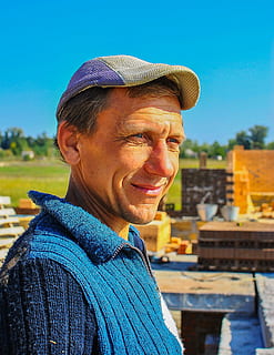 constructor, muncitor, om, constructie, portret, adult senior, o persoana, albastru, stiluri de viață, zâmbitor, îmbrăcăminte, adult, Activitatea de agrement, privind camera, oameni adevărați, zi, lovitură de cap, natură, pălărie, să se concentreze asupra primelor elemente, emoţie, zbârcit, haine calde, 2K, CC0, domeniu public, fără drepturi de autor