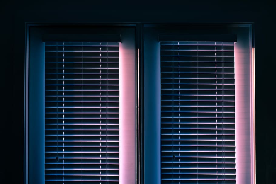 blanc, persianes de finestres, tancat, dos, finestres, finestra, cec, fosc, rosa, línies, resum, amor, jocs, sci fi, futur, llum, brillar, portal, simetria, neó, blau, casa, arquitectura, exterior de l'edifici, estructura construïda, cap gent, edifici, vidre - material, color rosa, dia, seguretat, a l'aire lliure, patró, persianes, marc complet, primer pla, protecció, porpra, 4K