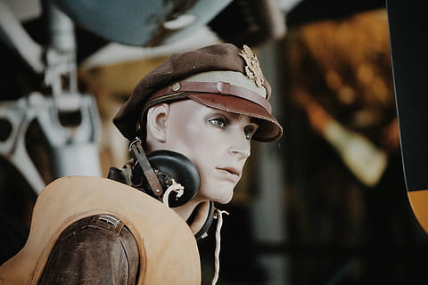 person, iført, hovedtelefoner, kasket, mannequin, luftfart headset, Brun, toppede, vest, pilot, hat, hånd, følelsesmæssig, pige, barn, telefon, lykke, dreng, tøj, glad, teenager, fokus på forgrunden, portræt, indendørs, hovedbeklædning, menneskelig repræsentation, voksen, hovedskud, en person, tæt på, mode, hjelm, leder, selektiv fokusering, dag, Kunst og håndværk, butik, smuk kvinde, uniform, 4K, CC0, offentligt domæne, royaltyfrie