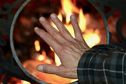 varme, ild, hånd, ring, brænding, brand - naturligt fænomen, menneskelig hånd, flamme, varme - temperatur, menneskelig kropsdel, tæt på, fokus på forgrunden, en person, indendørs, ildsted, bedrift, natur, voksen, beskæftigelse, fritidsaktivitet, teknologi, finger, 5K, CC0, offentligt domæne, royaltyfrie
