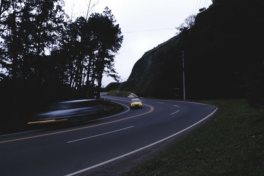 groc, vehicle, gris, concret, carretera, cotxe, Camí, verd, herba, arbres, plantes, naturalesa, fosc, viatjar, viatge, muntanya alta, paisatge, cel, transport, conduir, arbre, velocitat, a l'aire lliure, nit, moviment, manera de transport, planta, vehicle terrestre, carrer, cap gent, automòbil, moviment borrós, en moviment, marcatge de carreteres, ciutat, marcatge, símbol, 5K