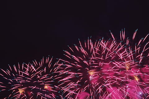 Foto, Rosa, Feuerwerk, Nacht-, Feier, explodiert, Feuerwerk - künstliches Objekt, Urlaub, Feuer - natürliches Phänomen, Veranstaltung, rot, hell, Party - gesellschaftliches Ereignis, mehrfarbig, schwarze Farbe, glühend, Hintergründe, keine Leute, Meer, beleuchtet, Bewegung, Himmel, Langzeitbelichtung, Flachwinkelansicht, Kunst, Kultur und Unterhaltung, Bewegungsunschärfe, Natur, kopieren sie platz, Funken, Licht, explosiv, Festival, 1080P, CC0, gemeinfrei, lizenzfrei