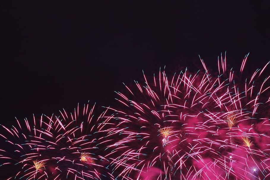 Foto, Rosa, Feuerwerk, Nacht-, Feier, explodiert, Feuerwerk - künstliches Objekt, Urlaub, Feuer - natürliches Phänomen, Veranstaltung, rot, hell, Party - gesellschaftliches Ereignis, mehrfarbig, schwarze Farbe, glühend, Hintergründe, keine Leute, Meer, beleuchtet, Bewegung, Himmel, Langzeitbelichtung, Flachwinkelansicht, Kunst, Kultur und Unterhaltung, Bewegungsunschärfe, Natur, kopieren sie platz, Funken, Licht, explosiv, Festival, 1080P