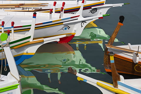 Weiß, hölzern, Boote, Karosserie, Wasserkunst, braun, Barcas, de, Boot, Wasser, Reflexion, Wasserfahrzeug, Meer, Transport, Farbbild, keine Leute, Blau, Urlaube, Hafen, Crew, Ruder, draußen, Transportmittel, festgemacht, Tag, Natur, Holz - Material, Sonnenlicht, mehrfarbig, Schiff, 5K, CC0, gemeinfrei, lizenzfrei