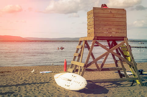 persona, sentado, marrón, de madera, torre de guardacostas, blanco, tabla de surf, playa, Salvavidas, torre, cielo, nubes, agua, nadando, arena, surf, Gaviota, barcos, madera, mar, al aire libre, nadie, cabaña de salvavidas, vacaciones, verano, tierra, belleza en la naturaleza, naturaleza, paisajes - naturaleza, nube - cielo, tranquilidad, escena tranquila, material de madera, día, la seguridad, proteccion, seguridad, montaña, 5K, CC0, dominio público, libre de derechos