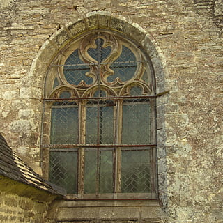 architettura, finestra, architettura gotica, pierre, religione, Chiesa, eredità, volta, monumenti religiosi, storia, monumento, finestra gotica, Gotico, cattolico, medievale, struttura costruita, esterno dell'edificio, costruzione, giorno, arco, chiuso, caratteristica della parete, nessuno, Inquadratura dal basso, luogo di culto, vecchio, credenza, spiritualità, parete, vetro - materiale, all'aperto, bicchiere, ornato, motivo floreale, 2K, CC0, dominio pubblico, privo di copyright