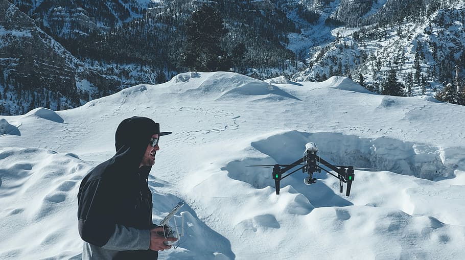 muž, nošení, svetr bunda vpředu, Černá, quadcopter, sníh pole hory, sem, Bunda, vpředu, sněhové pole, hora, sníh, zimní, venku, Příroda, dospělý, muži, lidé, jen dospělí, jedna osoba, teplota za studena, barevný obraz, prázdnin, kavkazského etnika, den, typu obrázku, obrazová technika, času, sezóna, studená teplota, skutečných lidí, volnočasové aktivity, životního stylu, krása v přírodě, dobrodružství, bílá barva, Dovolená, sport, výlet, oblečení, teplé oblečení, zasněžené hory, pohoří, extrémní počasí, 2K