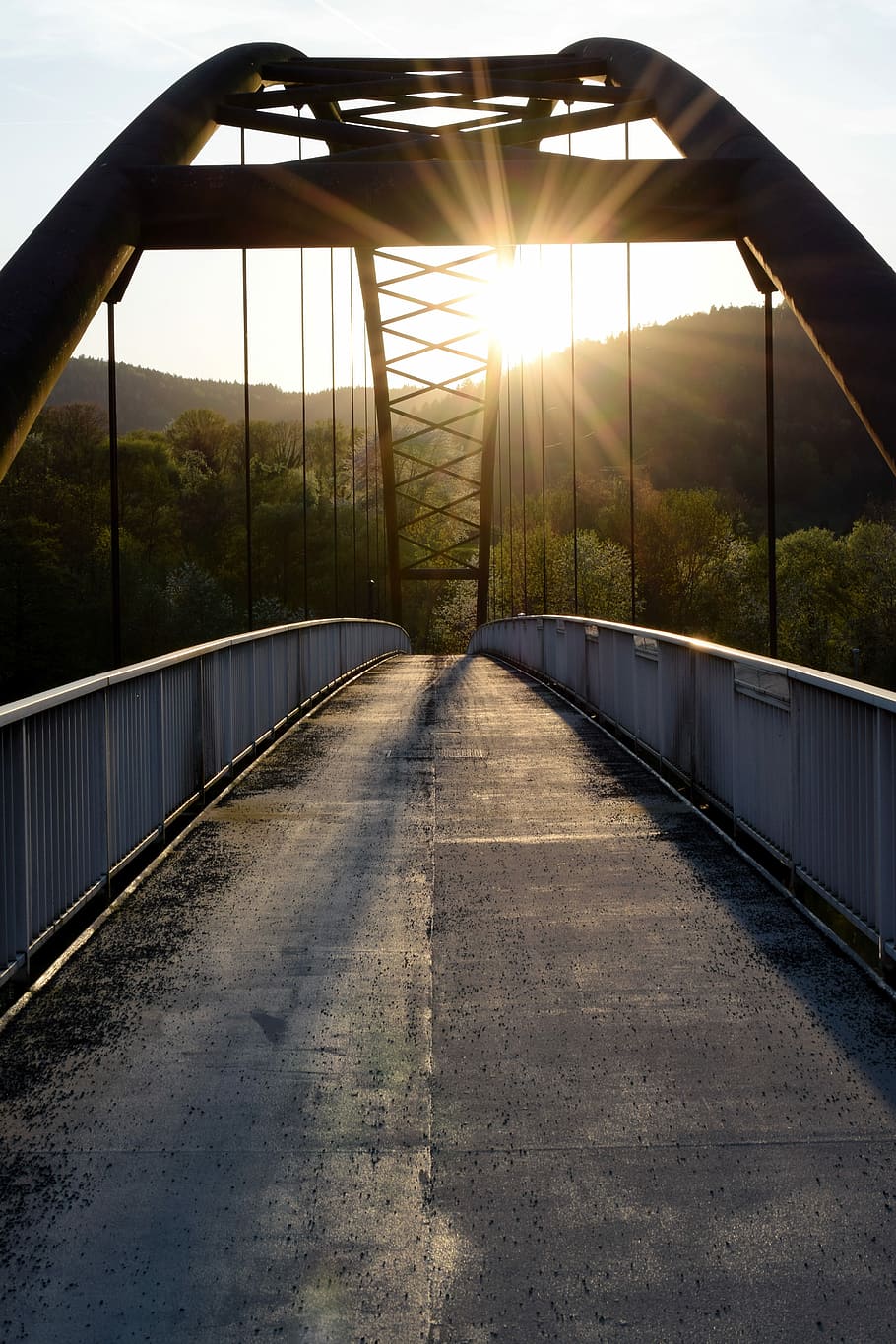 marró, blanc, concret, pont de muntanya, pont, posta de sol, arc, vespre, construcció de ponts, abendstimmung, horitzó, cel de la nit, arbres, paisatge, bosc, naturalesa, barana de pont, barana, molls de pont, Pont en suspensió, sol, llocs d'interès, edifici, spessart principal, francs suïssos, llum solar, direcció, el camí a seguir, transport, cel, arbre, planta, perspectiva decreixent, cap gent, connexió, arquitectura, carretera, dia, a l'aire lliure, estructura construïda, flare de la lent, pont - estructura feta per l'home, passarel·la, 5K