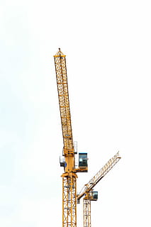 grua groga, baix, fotografia d'angle, groc, grua, construcció, estany, treballar, grua - maquinària de construcció, maquinària, lloc de construcció, desenvolupament, industria de la construcció, cel, cap gent, metall, estructura construïda, alta - alta, indústria, cel clar, arquitectura, vista d’angle baix, maquinària de construcció, còpia espai, naturalesa, dia, a l'aire lliure, equips de construcció, 5K, CC0, domini públic, lliure de regalies