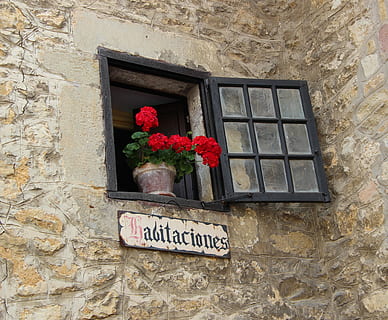 finestra, vaso di fiori, alloggio, scudo, natura morta, muro di pietra naturale, geranio, architettura, testo, esterno dell'edificio, giorno, fiore, comunicazione, sceneggiatura occidentale, pianta, pianta fiorita, struttura costruita, nessuno, costruzione, cartello, pianta in vaso, informazione, caratteristica della parete, all'aperto, Inquadratura dal basso, natura, muro di pietra, Messaggio, 4K, CC0, dominio pubblico, privo di copyright