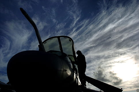 nebe, mraky, západ slunce, ea-6b, vojenský, muž, silueta, siluety, kokpitu, Příroda, mimo, mrak - nebe, způsob dopravy, přeprava, jedna osoba, nízký úhel pohledu, leteckého vozidla, muži, obsazení, cestovat, letoun, den, dospělý, stojící, dobrodružství, zpětný pohled, venku, odchodu, 1080P, CC0, veřejná doména, bez autorských práv