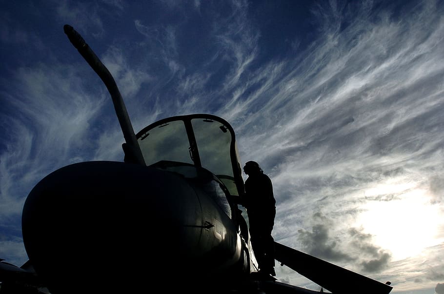 cel, núvols, posta de sol, ea-6b, militar, home, silueta, siluetes, cabina, naturalesa, fora, núvol - cel, manera de transport, transport, una persona, vista d’angle baix, vehicle aeri, homes, ocupació, viatjar, avió, dia, adult, de peu, aventura, vista del darrere, a l'aire lliure, sortir, 1080P
