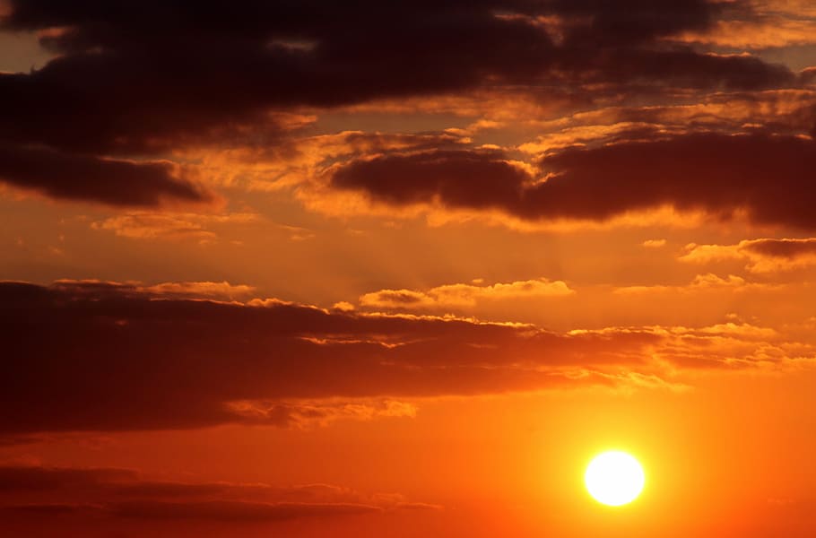 posta de sol sobre els núvols, posta de sol, sol, núvols, núvols foscos, abendstimmung, Sol ponent, cel de la nit, resplendor, cel, romanç, núvol - cel, cel dramàtic, llum solar, color taronja, escenics - natura, cloudscape, bellesa a la natura, color vibrant, atmosfera, raig de sol, fons, groc, tranquil·litat, medi ambient, naturalesa, cap gent, brillant, fosc, lluminós, resum, a l'aire lliure, 4K