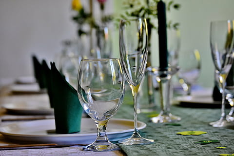 gedeckter Tisch, Tafel, Geschirr, Brille, Teller, Servietten, festlich, fester Tisch, Tabelle, Feier, Festival, Abdeckung, Banketttisch, Tischdekoration, Besteck, Party, Grün, keine Leute, große gruppe von gegenständen, Trinkglas, Weinglas, Alkohol, drinnen, Getränk, Nahansicht, Champagner, Tag, Glas, Haushaltsausstattung, Glas - Material, Erfrischung, Fokus auf den Vordergrund, Essen und Trinken, transparent, Stillleben, Wein, leeren, selektiver Fokus, Rahmen, Luxus, 1080P, CC0, gemeinfrei, lizenzfrei
