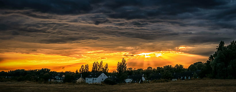 hvid, beton, huse, ved siden af, fyrretræer, solnedgang, sol, skyer, stråler, sunburst, himmel, natur, lys, humør, sky - himmel, skønhed i naturen, scenics - natur, miljø, træ, ro, orange farve, landskab, rolig scene, dramatisk himmel, plante, jord, ingen mennesker, idyllisk, ikke-urbane scene, silhuet, Mark, udendørs, 4K, CC0, offentligt domæne, royaltyfrie