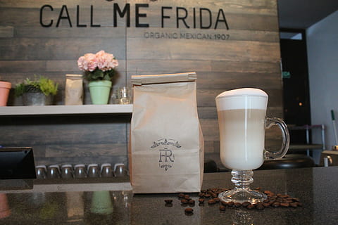 kaffe, cafe, restaurant, tekst, vestlige script, mad og drikke, blomst, meddelelse, blomstrende plante, drikke, plante, ingen mennesker, indendørs, forretning, skilt, mad, friskhed, bord, håndskrift, forfriskning, natur, kaffebar, glas, menu, blomster arrangement, 5K, CC0, offentligt domæne, royaltyfrie