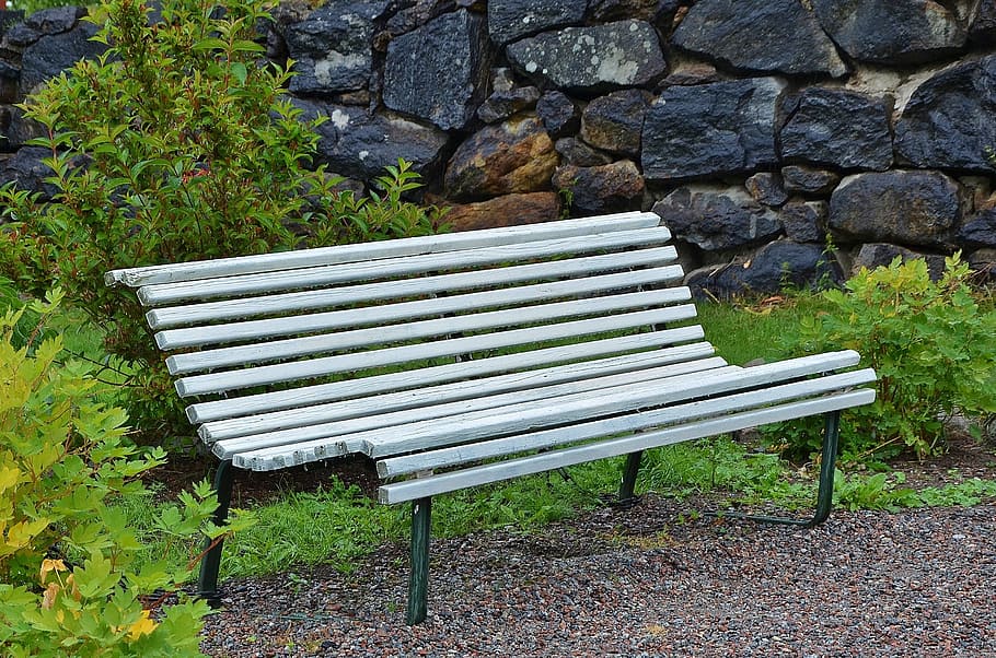 panchina, parco, sedersi, riposo, legna, paesaggio, albero, verde, foglia, erba, posto a sedere, rilassare, naturale, natura, tranquillo, calmo, vuoto, pianta, nessuno, muro di pietra, giorno, assenza, colore verde, rilassamento, parete, caratteristica della parete, crescita, all'aperto, terra, legno - materiale, solido, panchina del parco, 2K