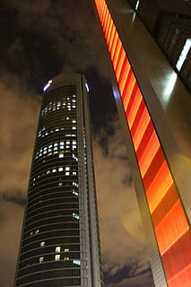 Madrid, Torre, architettura, costruzione, grattacieli di Madrid, struttura costruita, Inquadratura dal basso, esterno dell'edificio, alto - alto, città, cielo, notte, moderno, illuminato, nessuno, ufficio, edificio per uffici esterno, natura, nuvola - cielo, all'aperto, grattacielo, riflessione, bicchiere, 5K, CC0, dominio pubblico, privo di copyright