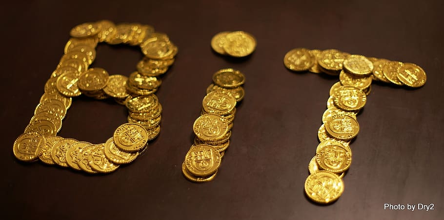lot bitcoin d'or, marró, superfície, bitcoin, monedes, or, diners, moneda, riquesa, ric, diners en efectiu, negocis, pressupost, guanys, dipòsit, estalvis, canvi, Finances, ingressos, dòlars, penics, color daurat, metall, luxe, a l'interior, tir de l'estudi, cap gent, antiguitat, història, primer pla, gran grup d'objectes, brillant, el passat, vista d’angle alt, art i artesania, natura morta, fons negre, despesa, ornamentat, 1080P