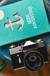 azul, cuadernos, cámara, de madera, taburete, cuadernos azules, libro, cuaderno, diario, asiento, camara - equipo fotografico, viaje, anticuado, antiguo, vacaciones, temas de fotografia, nadie, enfoque selectivo, estilo retro, texto, tecnología, de cerca, adentro, comunicación, escritura occidental, color verde, naturaleza muerta, mesa, vista de alto ángulo, número, creatividad, centrarse en primer plano, nostalgia, 5K, CC0, dominio público, libre de derechos