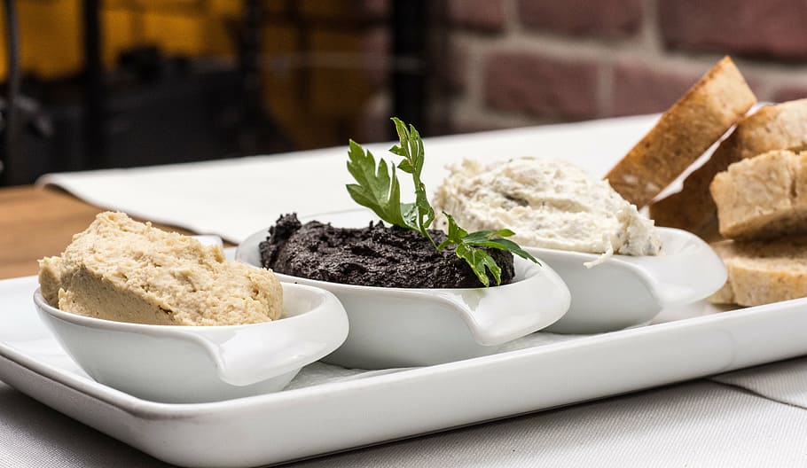 tres, blanc, ceràmica, bols, principiants, pasta d'oliva, enganxar, cuina, menjar, casolà, aperitiu, immersió, bol, berenar, plat, saludable, Oliva, mediterrani, tapenade, vegetarià, italià, oli, tàperes, puré, calamata, antipasti, tradicional, dieta, condiment, placa, menjar i beguda, cap gent, menjar francès, safata, primer pla, herba, luxe, a l'interior, benestar, alimentació saludable, pa, planta, frescor, vegetals, gourmet, centrar-se en primer pla, naturalesa, estil de vida saludable, julivert, vaixella, sopar, 5K