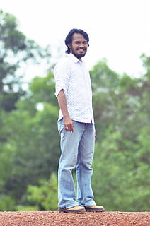 java man, indonesi, verd natural, paio, fum, rubiyanto, fotògrafs de jambi city, una persona, roba casual, de peu, mirant la càmera, home jove, retrat, somrient, adult jove, persones reals, estils de vida, dia, longitud completa, planta, activitat d'oci, vista frontal, centrar-se en primer pla, a l'aire lliure, texans, 4K, CC0, domini públic, lliure de regalies