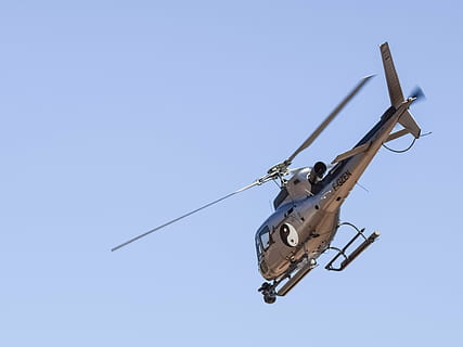 helicóptero, bucear, volar, vuelo, aeronave, aéreo, aviación, modo de transporte, vehículo aéreo, cielo, volador, transporte, azul, militar, cielo limpio, avión, naturaleza, nadie, día, movimiento, aire, en movimiento, vista de ángulo bajo, copia espacio, Ejército, hélice, industria aeroespacial, 4K, CC0, dominio público, libre de derechos