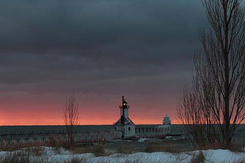 zmrazené maják, dům vedle farmy, maják, zimní, jezero, mrak, západ slunce, sníh, nálada, bouřkový mrak, růžový, modrý, temný, Michiganské jezero, nebe, stavba, architektura, exteriér budovy, budova, věž, mrak - nebe, vedení, scenics - příroda, Příroda, směr, destinace, nikdo, studená teplota, náboženství, klid, krása v přírodě, venku, 5K, CC0, veřejná doména, bez autorských práv