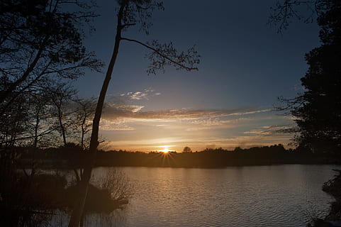 natura, cielo, tramonto, retroilluminato, luminosa, calma, nuvole, crepuscolo, lago, all'aperto, tranquillo, calmo, placido, fiume, panoramico, silhouette, luce del sole, Alba, tranquillo, alberi, acqua, albero, la tranquillità, scenics - natura, scena tranquilla, bellezza nella natura, pianta, scena non urbana, nessuno, riflessione, idilliaco, nuvola - cielo, 4K, CC0, dominio pubblico, privo di copyright