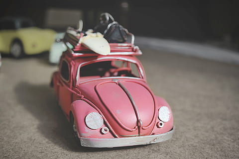 scarafaggio, auto, guidare, veloce, divertimento, contento, movimento, rosa, strada, sport, giocattolo, collezione di giocattoli, sistema di trasporto, veicolo, Vintage ▾, vw beetle, ruota, mezzi di trasporto, macchina giocattolo, modo di trasporto, infanzia, concentrarsi sulle conoscenze acquisite, avvicinamento, colore rosa, macchina da corsa, veicolo a motore, natura morta, veicolo terrestre, rosso, rappresentazione, attrezzatura sportiva, in casa, giorno, 5K, CC0, dominio pubblico, privo di copyright