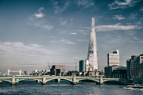skyline di Londra, dominato, costruzione di grattacieli shard, Londra, orizzonte, il frammento, grattacielo, costruzione, architettura, città, nube, cielo, estate, fiume Tamigi, Londra, Inghilterra, posto famoso, Inghilterra, UK, paesaggio urbano, fiume, skyline urbano, scena urbana, destinazioni di viaggio, punto di riferimento internazionale, capitali, Torre, ponte - struttura fatta dall'uomo, viaggio, struttura costruita, posizioni di viaggio, esterno dell'edificio, acqua, nuvola - cielo, lungomare, ponte, natura, edificio per uffici esterno, connessione, alto - alto, nessuno, all'aperto, distretto finanziario, ponte ad arco, 4K