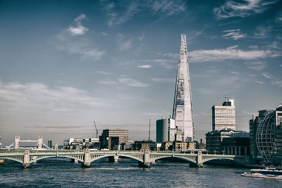 skyline di Londra, dominato, costruzione di grattacieli shard, Londra, orizzonte, il frammento, grattacielo, costruzione, architettura, città, nube, cielo, estate, fiume Tamigi, Londra, Inghilterra, posto famoso, Inghilterra, UK, paesaggio urbano, fiume, skyline urbano, scena urbana, destinazioni di viaggio, punto di riferimento internazionale, capitali, Torre, ponte - struttura fatta dall'uomo, viaggio, struttura costruita, posizioni di viaggio, esterno dell'edificio, acqua, nuvola - cielo, lungomare, ponte, natura, edificio per uffici esterno, connessione, alto - alto, nessuno, all'aperto, distretto finanziario, ponte ad arco, 4K