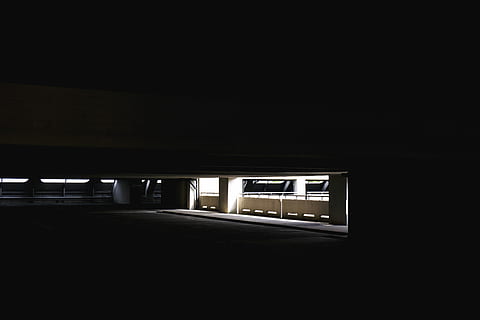 sense títol, edifici, llum, barana, finestra, negre, nit, tarda, mínim, urbà, ciutat, aparcament, netejar, simple, perdut, arquitectura, fosc, estructura construïda, il·luminat, cap gent, còpia espai, transport, a l'interior, buit, cotxe, equips d’il·luminació, automòbil, manera de transport, garatge, naturalesa, sostre, 5K, CC0, domini públic, lliure de regalies
