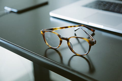 occhiali, luce, tavolo, riflessione, sfocatura, aggeggio, attività commerciale, bicchieri, in casa, assistenza sanitaria e medicina, avvicinamento, nessuno, vista, attrezzatura per prove oculari, vista dall'alto, concentrarsi sulle conoscenze acquisite, messa a fuoco selettiva, occupazione, cura, parte del corpo, girato in studio, comunicazione, optometrista, piccolo gruppo di oggetti, accessorio personale, 5K, CC0, dominio pubblico, privo di copyright
