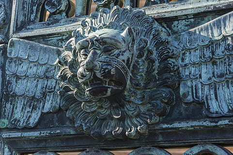 lev, fotbalová branka, brána, vstup, starý, dveře, klepadlo, antický, kov, ornament, architektura, Rukojeť, kovová rukojeť, postava, prsten, lví hlava, historicky, kování, dekorativní, tradičně, tepané železo, hlava, krajiny, knoflík dveří, umění a řemesla, sochařství, zastoupení, tvořivost, socha, řemeslo, den, nikdo, řezbářství - řemeslný výrobek, stavba, lidské zastoupení, detail, budova, Dějiny, minulost, venku, exteriér budovy, řezba, 5K