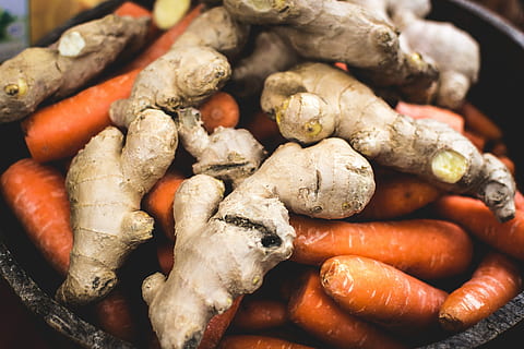 jengibre con zanahorias, jengibre, zanahorias, sano, comida, vegetal, calor - temperatura, cocina, frescura, de cerca, A la parrilla, parrilla de la barbacoa, comida y bebida, parilla, carne, Zanahoria, nadie, alimentación saludable, preparación, tubérculo, bienestar, naturaleza muerta, gran grupo de objetos, vista de alto ángulo, adentro, centrarse en primer plano, alimentos crudos, chorizo, día, 5K, CC0, dominio público, libre de derechos