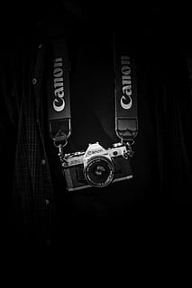 grau, schwarz, Canon Kameragehäuse, Schlüsselband, Canon Kamera, Graustufen, Foto, Kanon, Spiegelreflexkamera, Kamera - Fotoausrüstung, altmodisch, Retro-Stil, alt, Antiquität, Fotografie-Themen, obsolet, einzelnes Objekt, Ausrüstung, schwarze Farbe, Nostalgie, Objektiv - optisches Instrument, klassisch, Studioaufnahme, fotografieren, Technologie, keine Leute, Fotoausrüstung, drinnen, Nahansicht, Tag, eine Person, echte Menschen, Männer, Kommunikation, Nummer, dunkel, Lebensstile, Mittelteil, nicht erkennbare Person, Freizeitbeschäftigung, Kleidung, Text, 5K, CC0, gemeinfrei, lizenzfrei