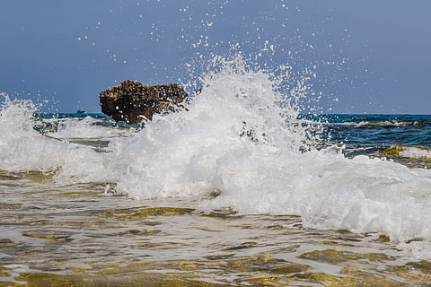 pluśnięcie, spray, pianka, krople, pęcherzyki, rozpylać, piana, woda, ciekły, ruch, plusk, Natura, fala, druzgocący, morze, moc w naturze, sport, sport wodny, surfing, moc, piękno natury, niebo, łamanie, wypadek, wylądować, scenics - natura, plaża, na dworze, horyzont nad wodą, uderzenie, 5K, CC0, domena publiczna, darmowe zdjęcia
