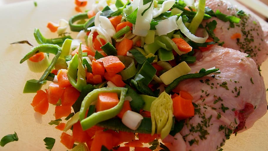 brou de pollastre, vegetals, arrel, porro, pit de pollastre, herbes, taulell de taulell, tall, cuina, cuinar, menjar, menjar i beguda, alimentació saludable, benestar, frescor, tomàquet, llest per menjar, amanida, primer pla, a l'interior, fruita, mida de la porció, placa, cap gent, picat, herba, natura morta, vista d’angle alt, decorar, menjar vegetarià, sopar, 4K